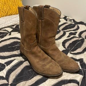 Size 9 taupe Vintage Justin boots
